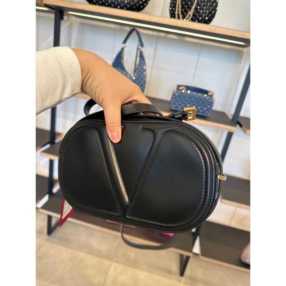 Valentino black v logo oval shape crossbody - Picture 3 of 9